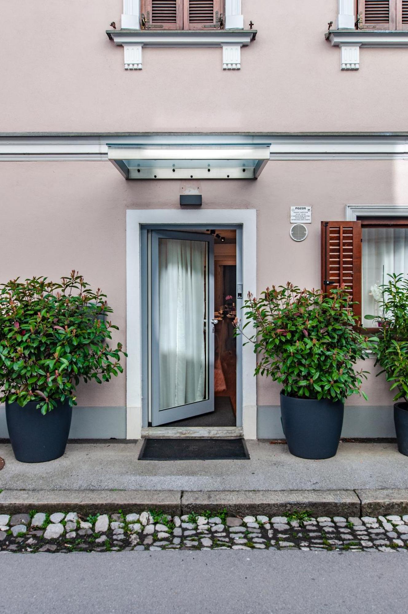 Six In The City Apartment, リュブリャナ エクステリア 写真