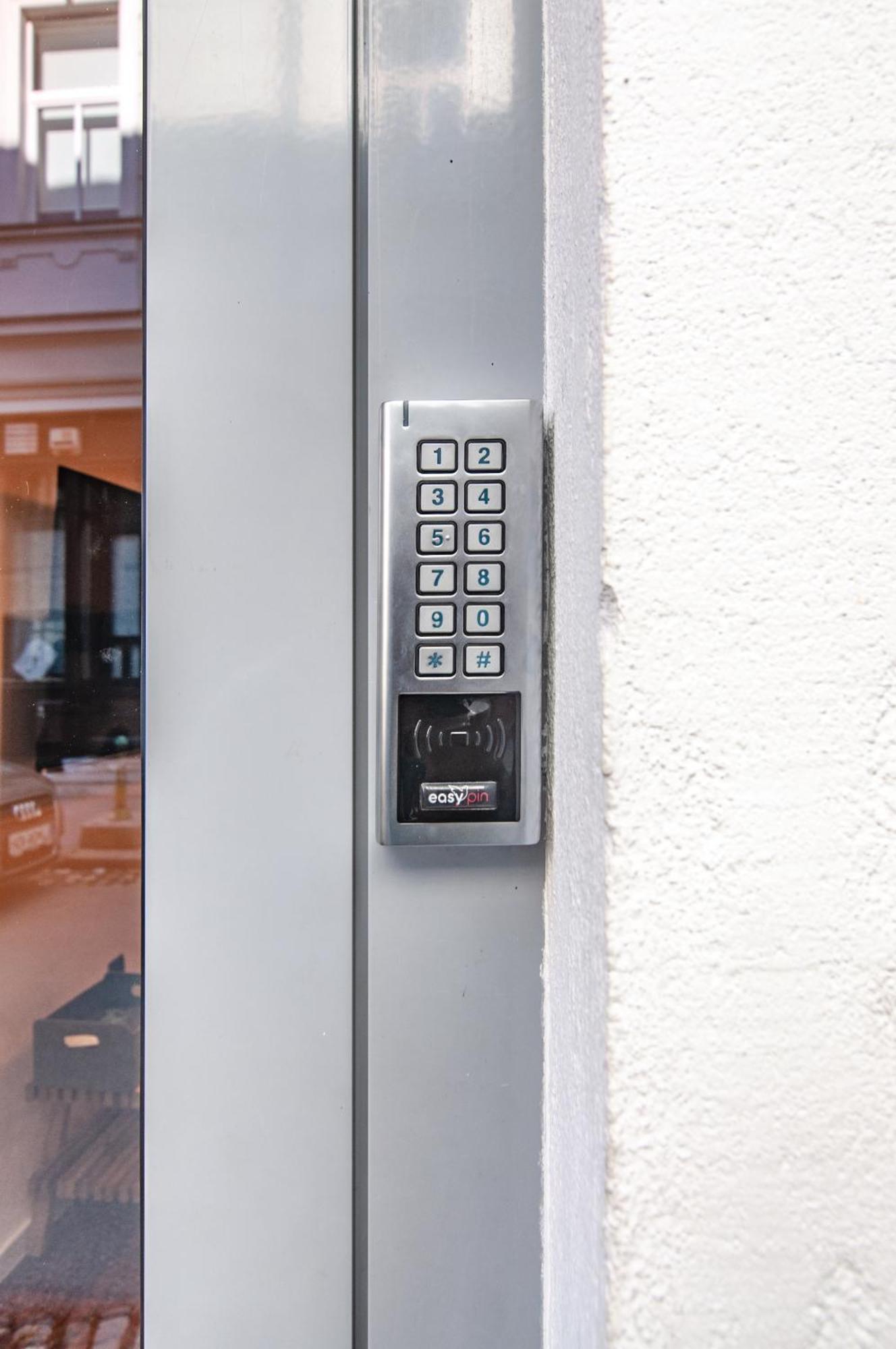 Six In The City Apartment, リュブリャナ エクステリア 写真